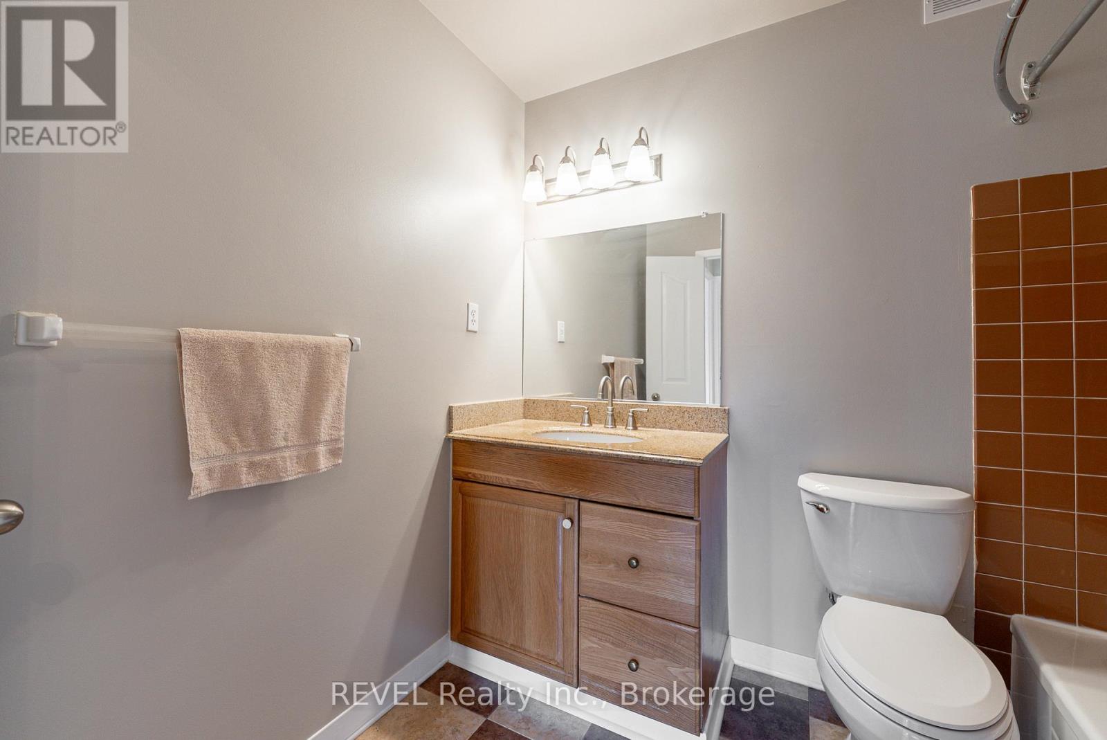 206 - 3955 Portage Road, Niagara Falls (Stamford), Ontario  L2J 3W2 - Photo 11 - X12442155