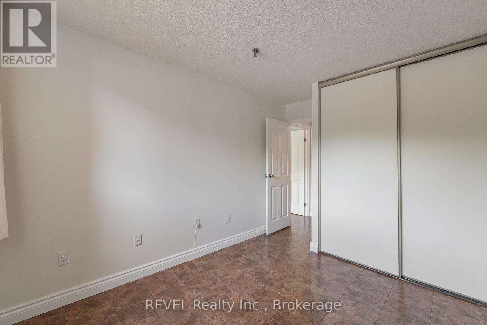 206 - 3955 Portage Road, Niagara Falls (Stamford), Ontario  L2J 3W2 - Photo 12 - X12442155