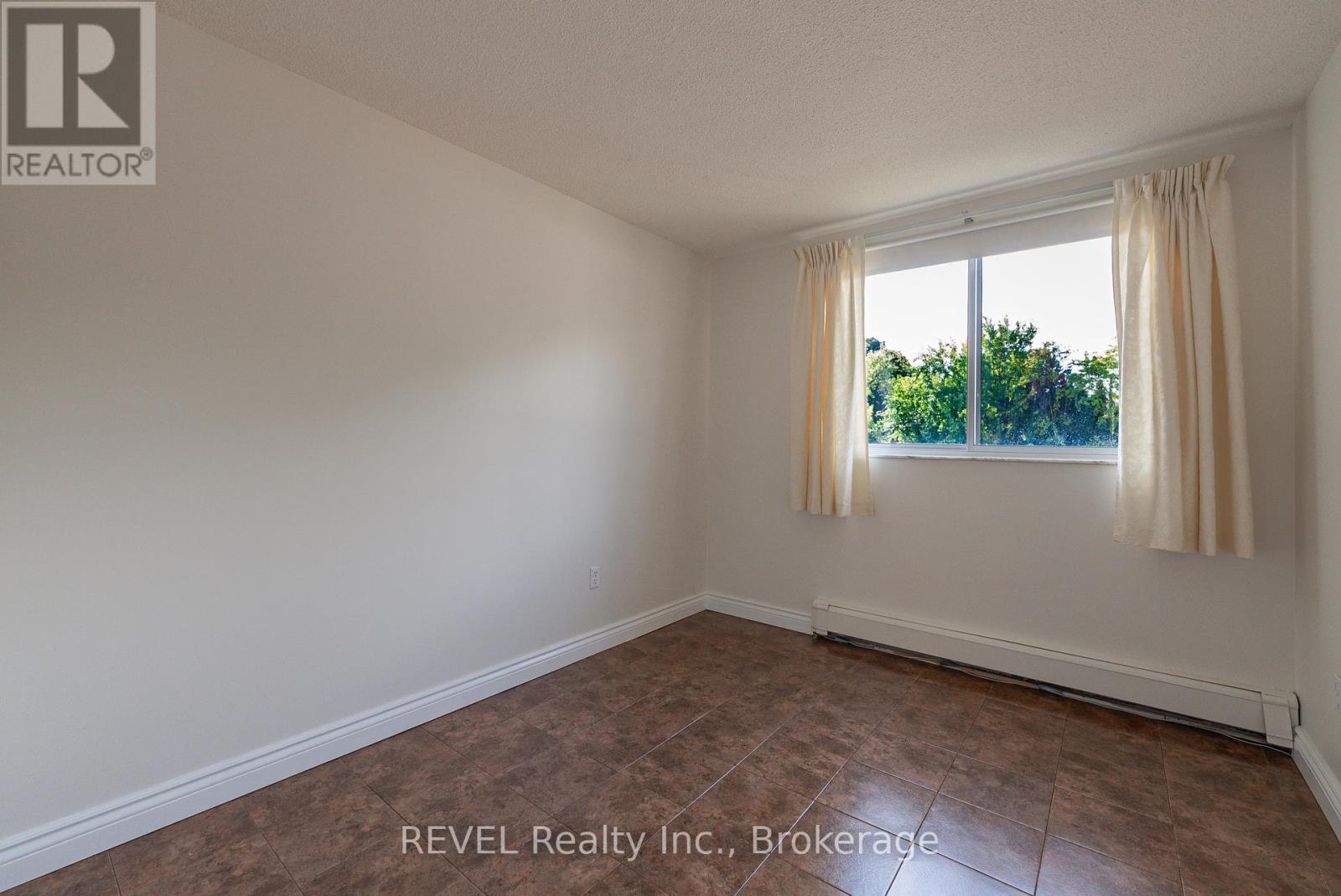 206 - 3955 Portage Road, Niagara Falls (Stamford), Ontario  L2J 3W2 - Photo 13 - X12442155