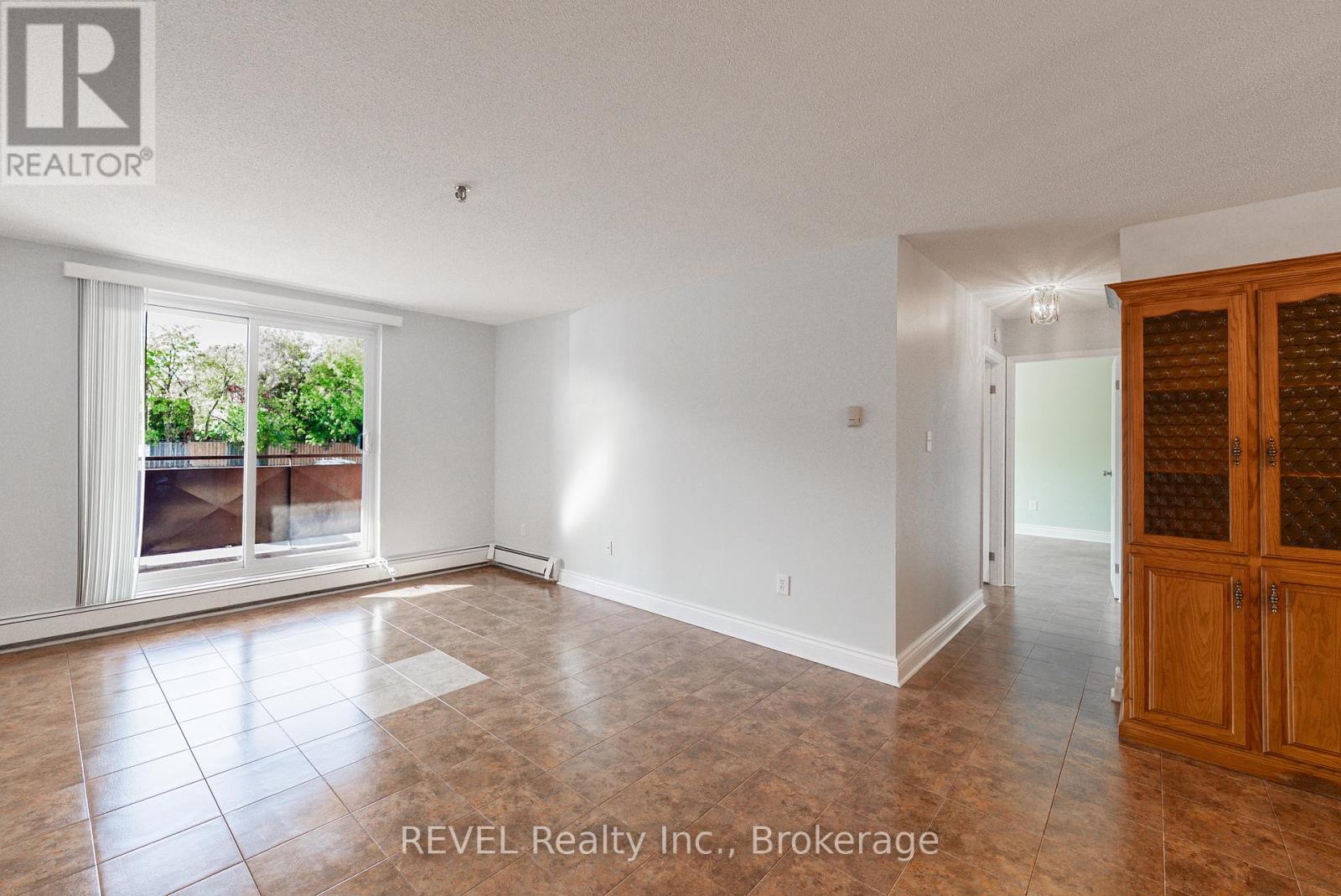 206 - 3955 Portage Road, Niagara Falls (Stamford), Ontario  L2J 3W2 - Photo 2 - X12442155
