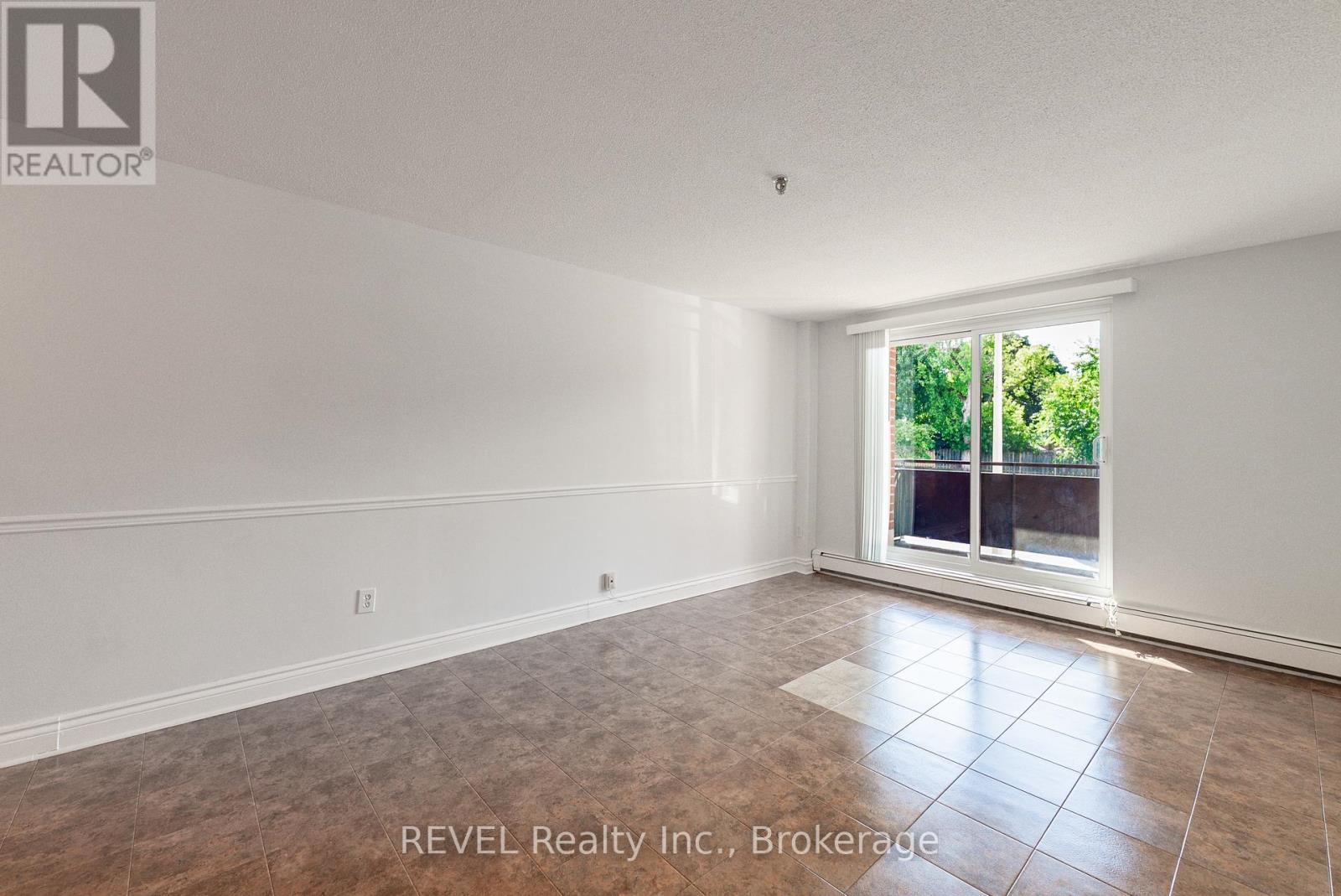 206 - 3955 Portage Road, Niagara Falls (Stamford), Ontario  L2J 3W2 - Photo 4 - X12442155