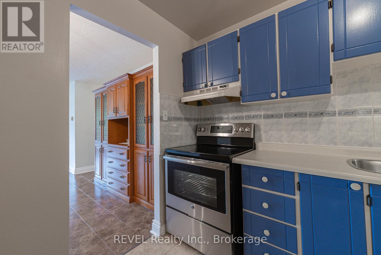 206 - 3955 Portage Road, Niagara Falls (Stamford), Ontario  L2J 3W2 - Photo 6 - X12442155