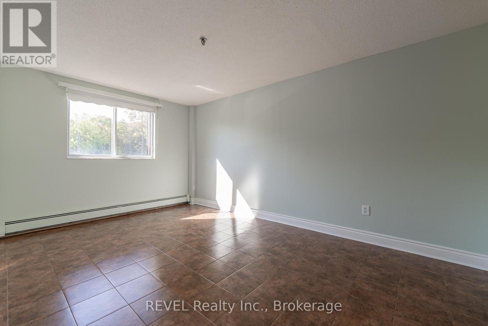 206 - 3955 Portage Road, Niagara Falls (Stamford), Ontario  L2J 3W2 - Photo 8 - X12442155