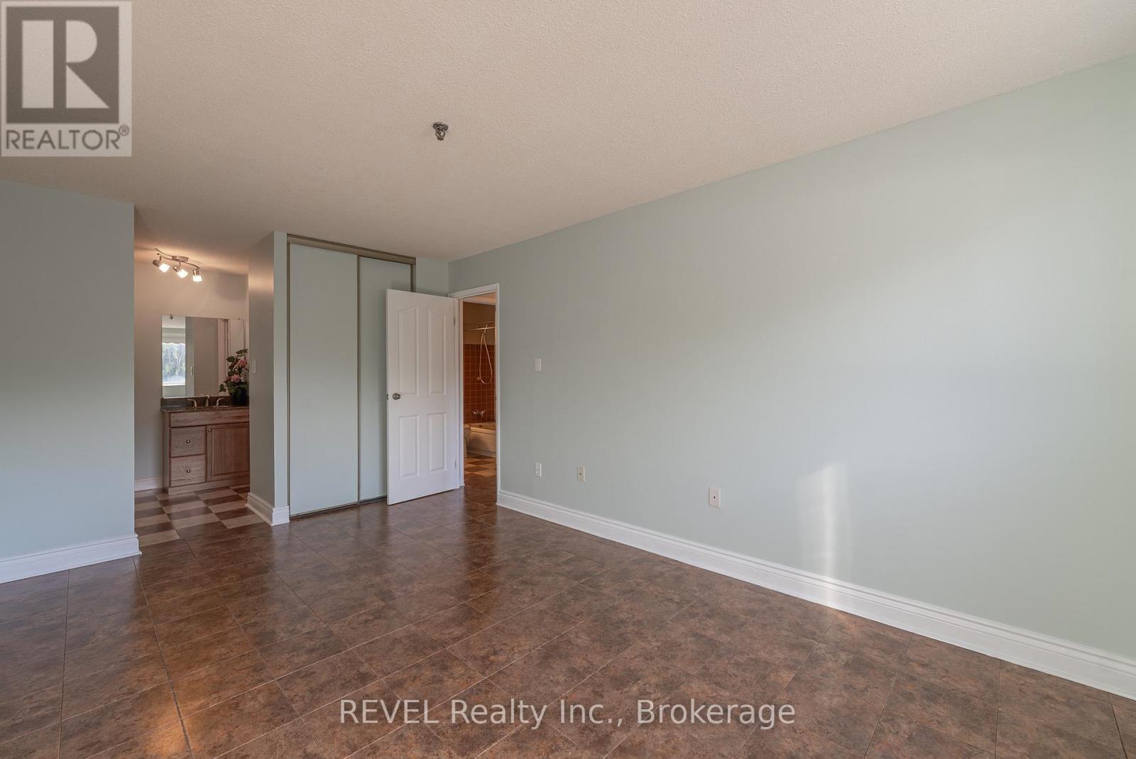 206 - 3955 Portage Road, Niagara Falls (Stamford), Ontario  L2J 3W2 - Photo 9 - X12442155