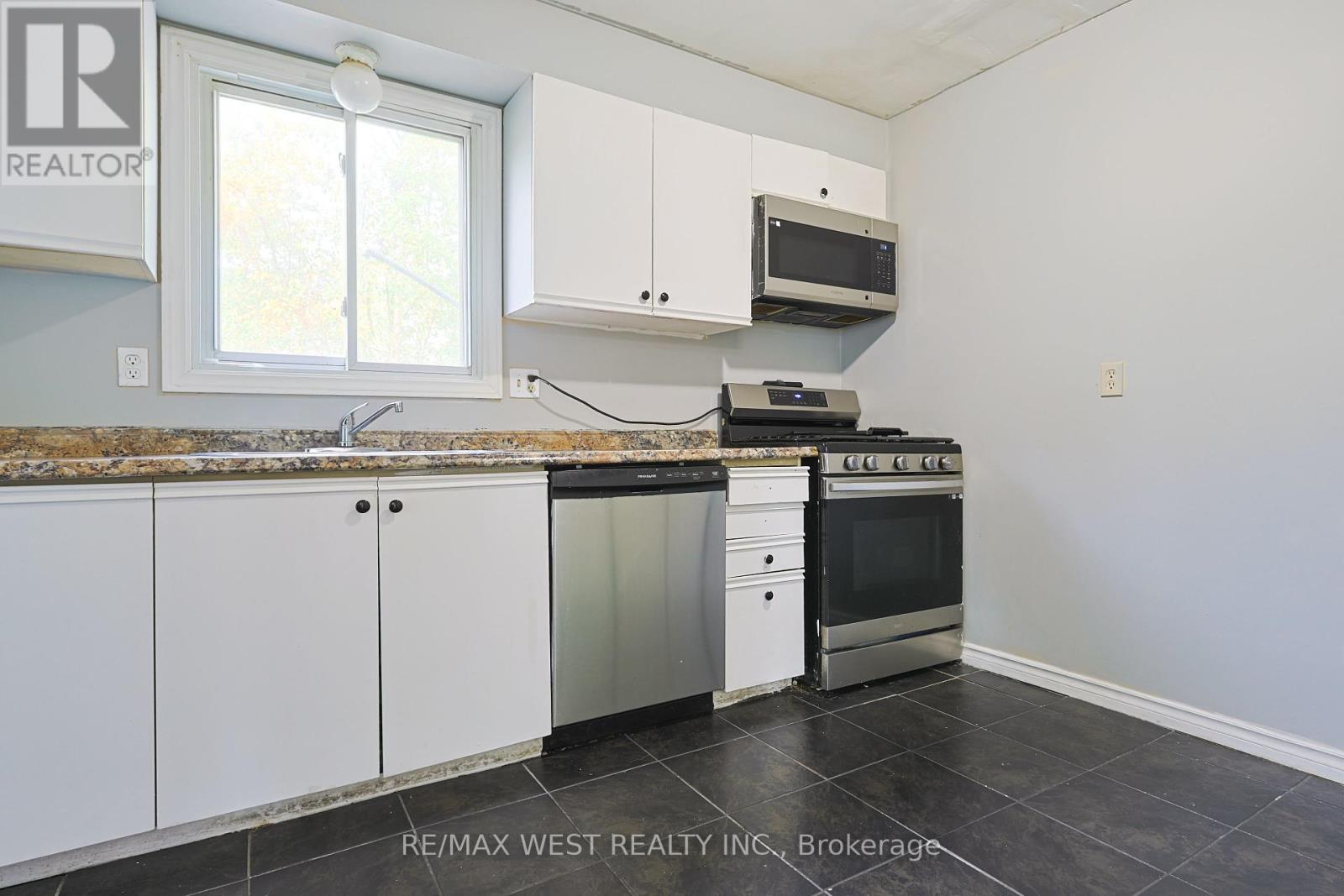 300 Crawford Street, London South (South Q), Ontario  N6C 5N6 - Photo 10 - X12442126