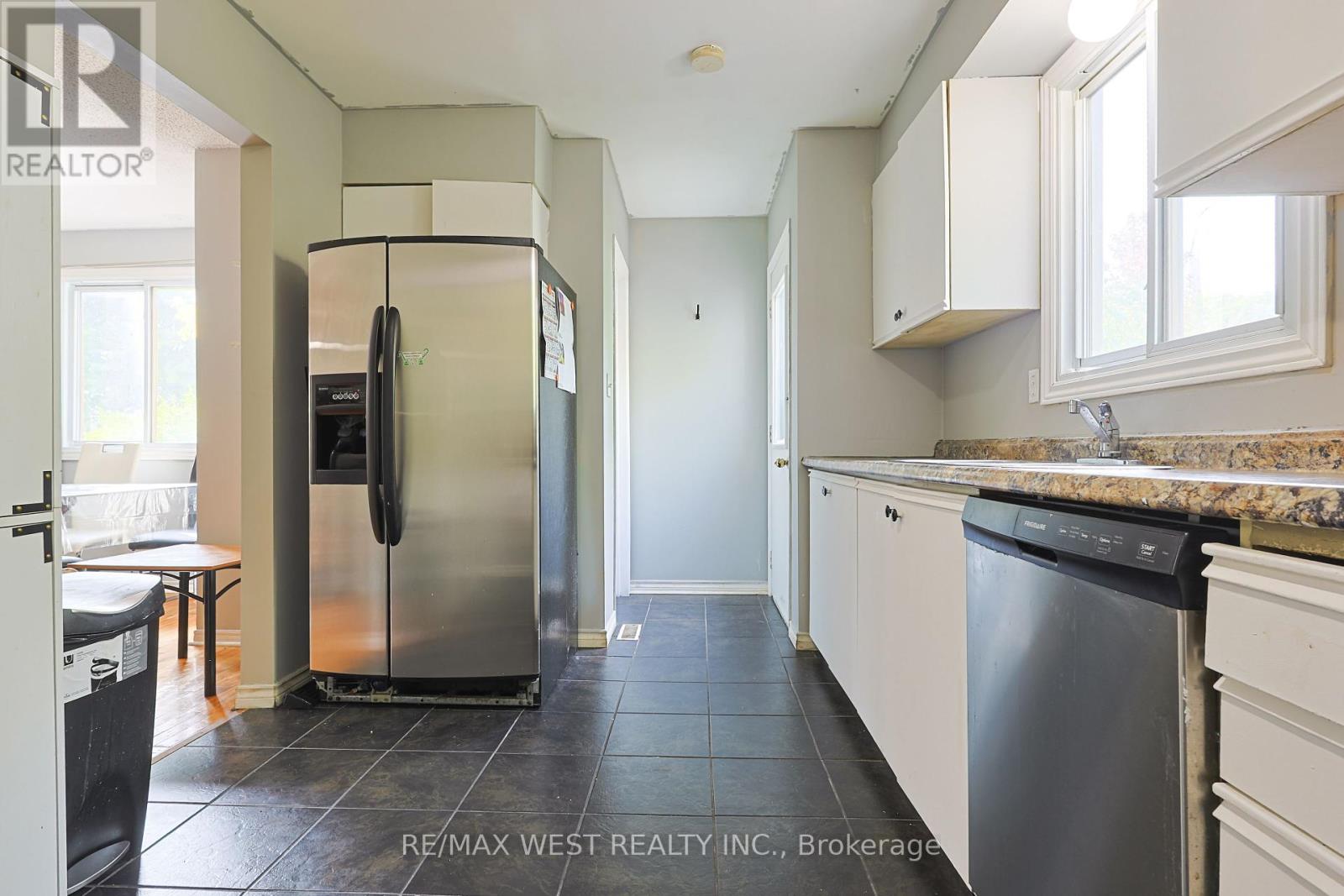 300 Crawford Street, London South (South Q), Ontario  N6C 5N6 - Photo 11 - X12442126