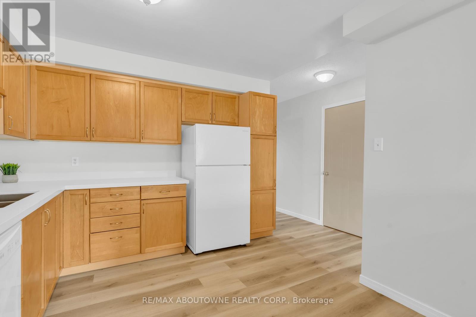 45 - 124 Gosling Gardens, Guelph (Clairfields/hanlon Business Park), Ontario  N1G 5K6 - Photo 8 - X12442147