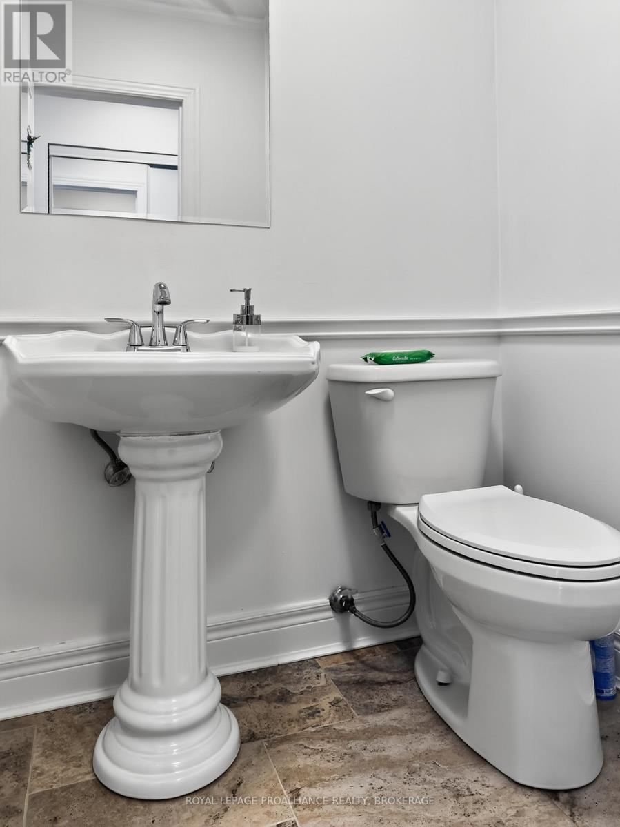 202 Alwington Place, Kingston, Ontario  K7L 4P8 - Photo 5 - X12442212
