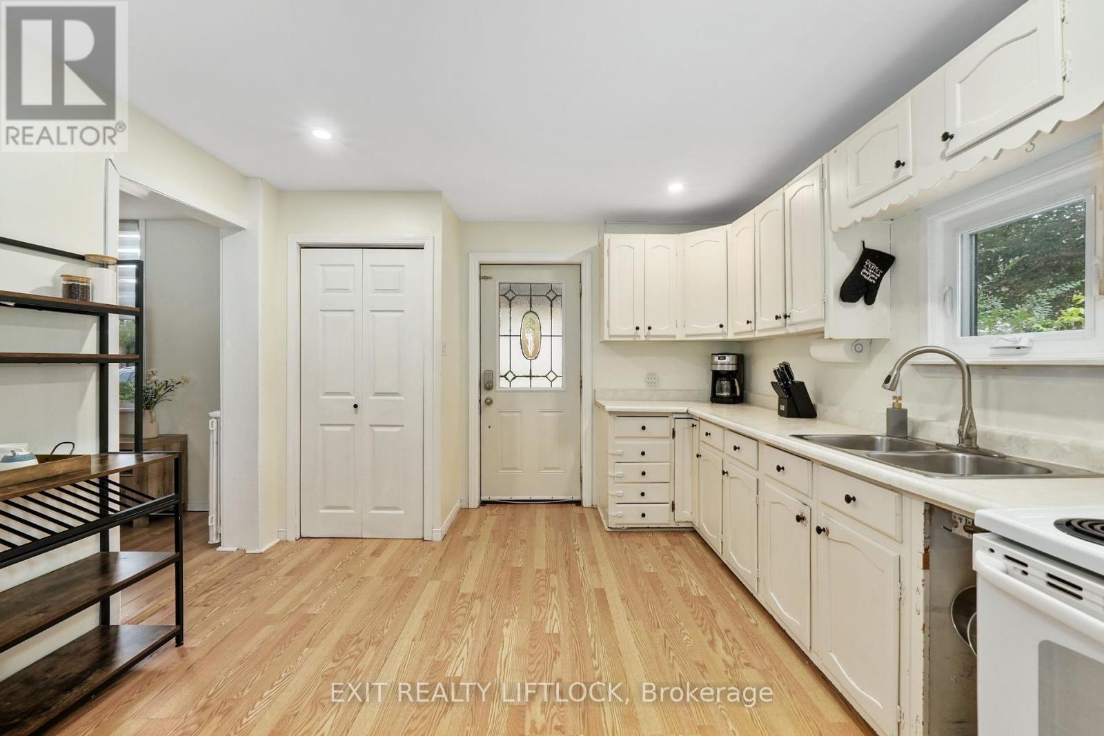378 London Street, Peterborough Central, Ontario  K9H 2Z8 - Photo 5 - X12442245