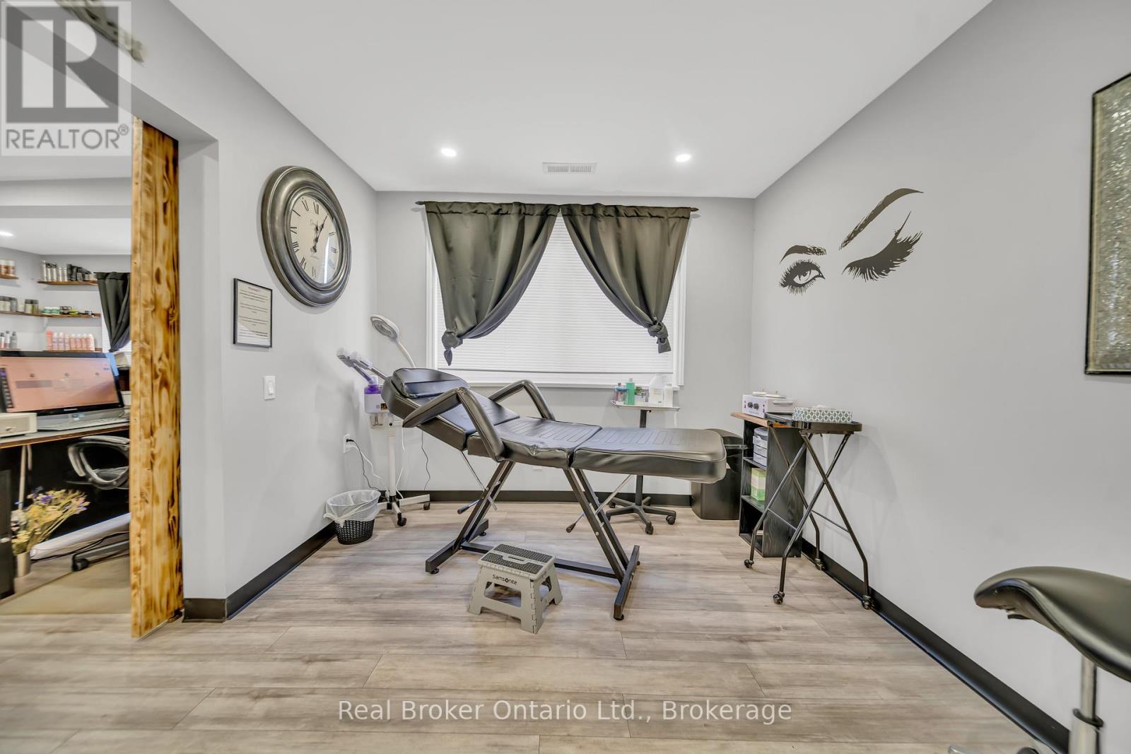 1302 Swan Street, North Dumfries, Ontario  N0B 1E0 - Photo 10 - X12442200