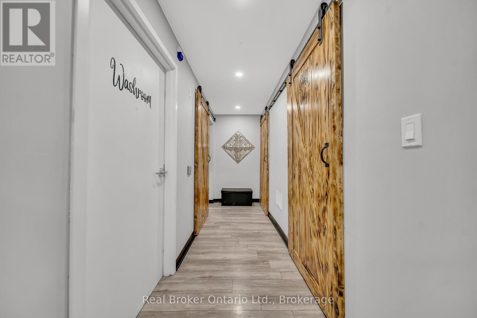 1302 Swan Street, North Dumfries, Ontario  N0B 1E0 - Photo 16 - X12442200