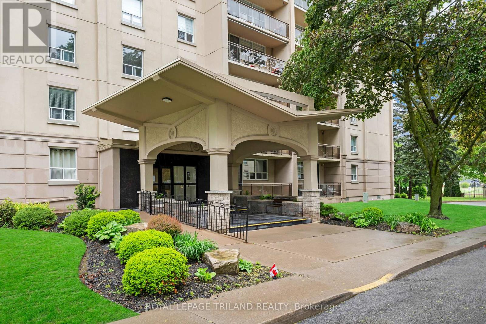 803 - 6400 Huggins Street, Niagara Falls (Stamford), Ontario  L2J 3G5 - Photo 3 - X12442201