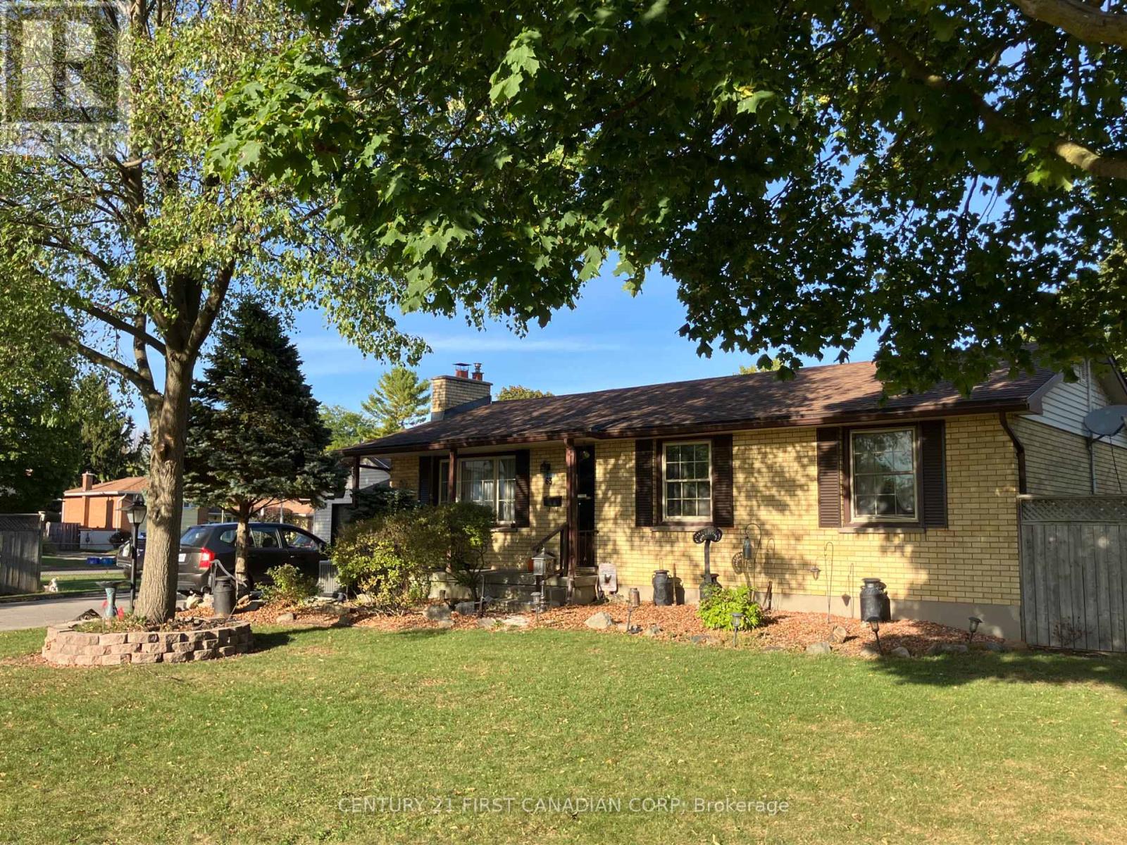 63 Hawkesbury Avenue, London East, Ontario  N5V 2K2 - Photo 1 - X12442229