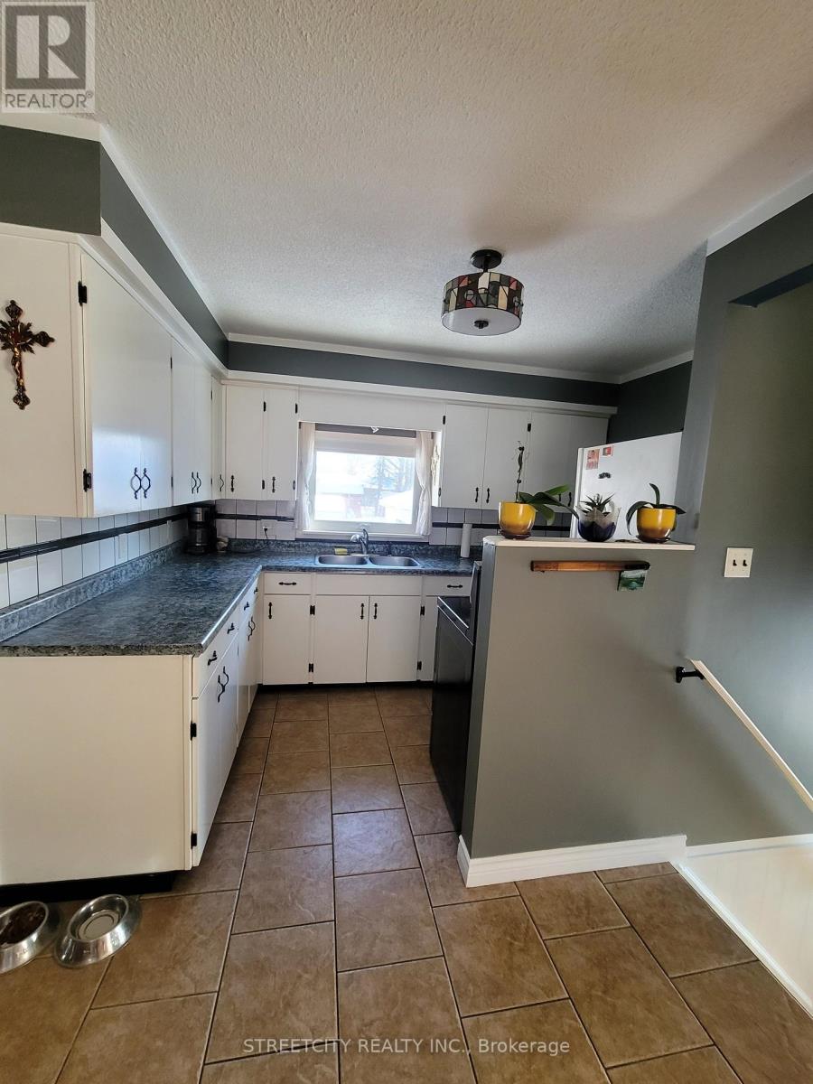 156 Maple Street, West Elgin (Rodney), Ontario  N0L 2C0 - Photo 6 - X12442240