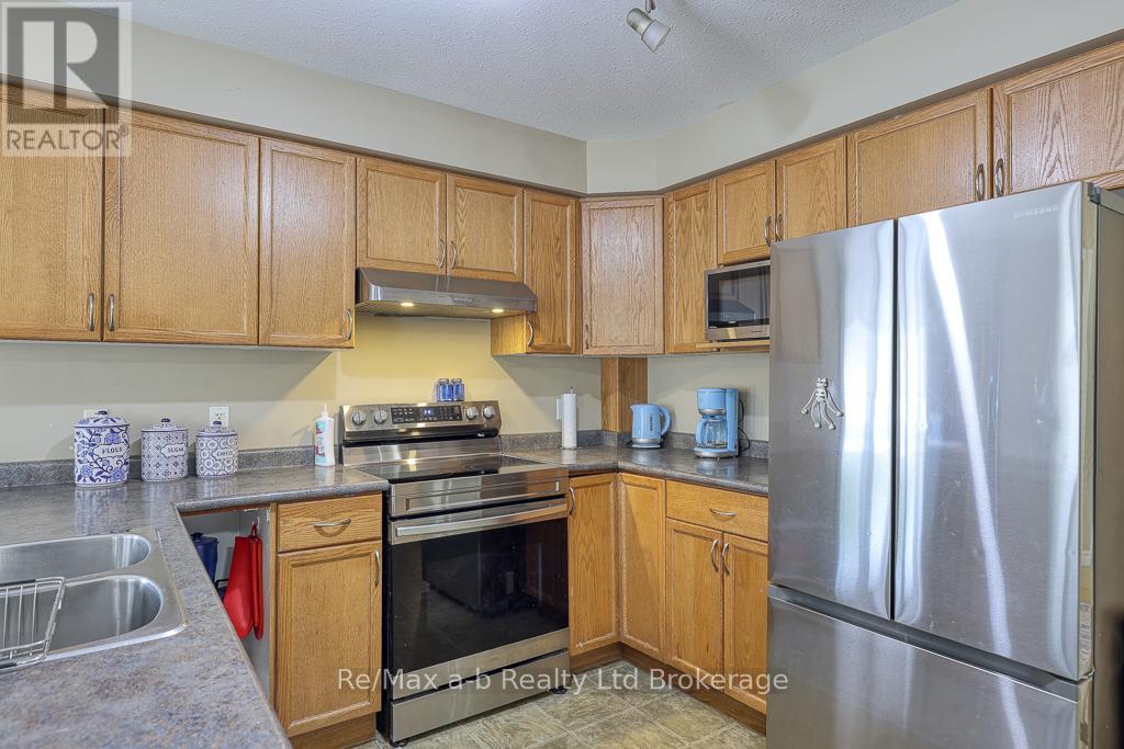 61 Kerr Crescent, Ingersoll, Ontario  N5C 4H1 - Photo 10 - X12178010