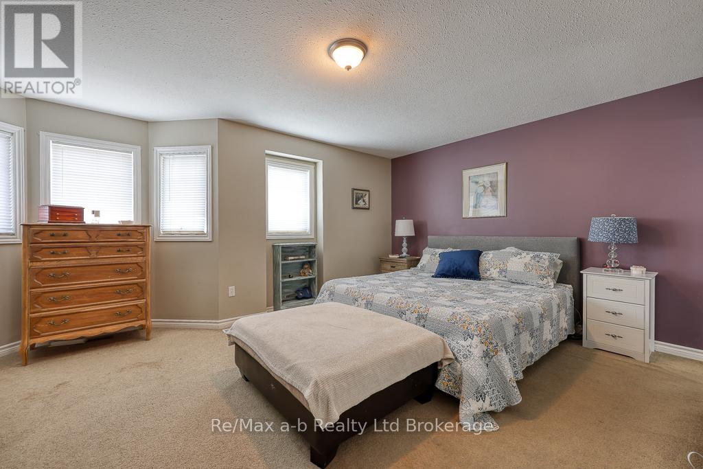 61 Kerr Crescent, Ingersoll, Ontario  N5C 4H1 - Photo 14 - X12178010