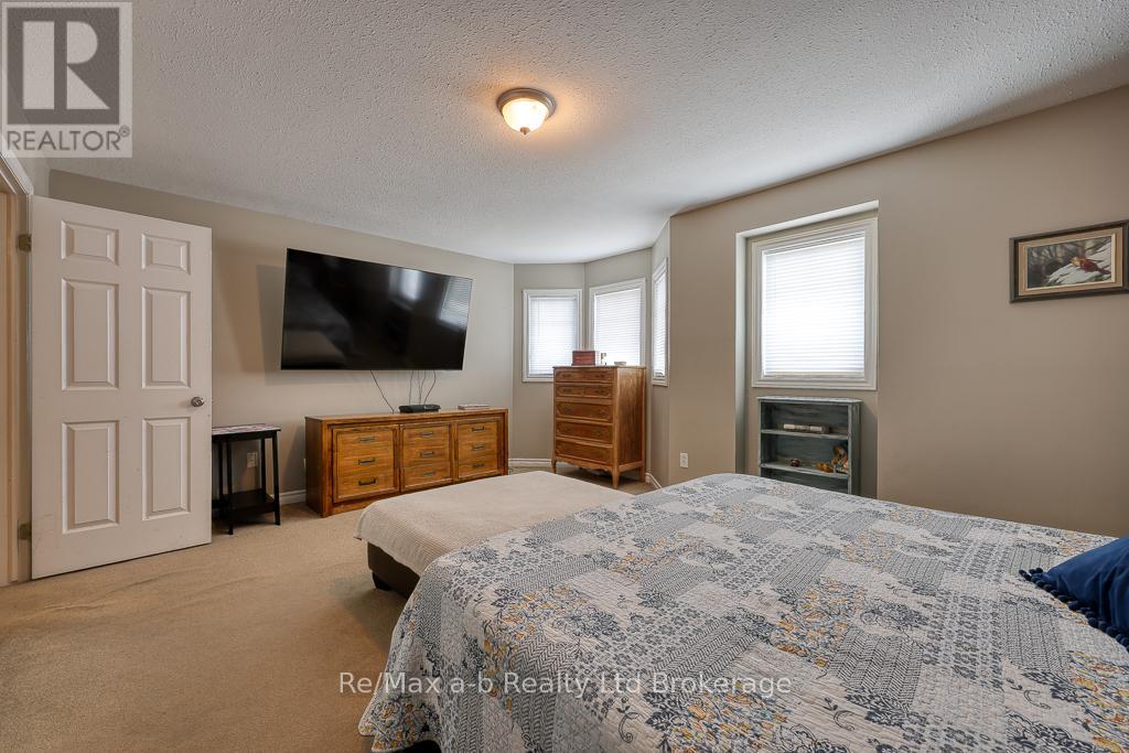 61 Kerr Crescent, Ingersoll, Ontario  N5C 4H1 - Photo 16 - X12178010