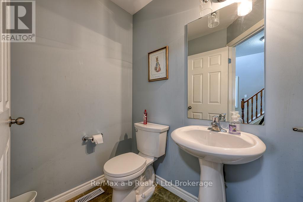 61 Kerr Crescent, Ingersoll, Ontario  N5C 4H1 - Photo 12 - X12178010