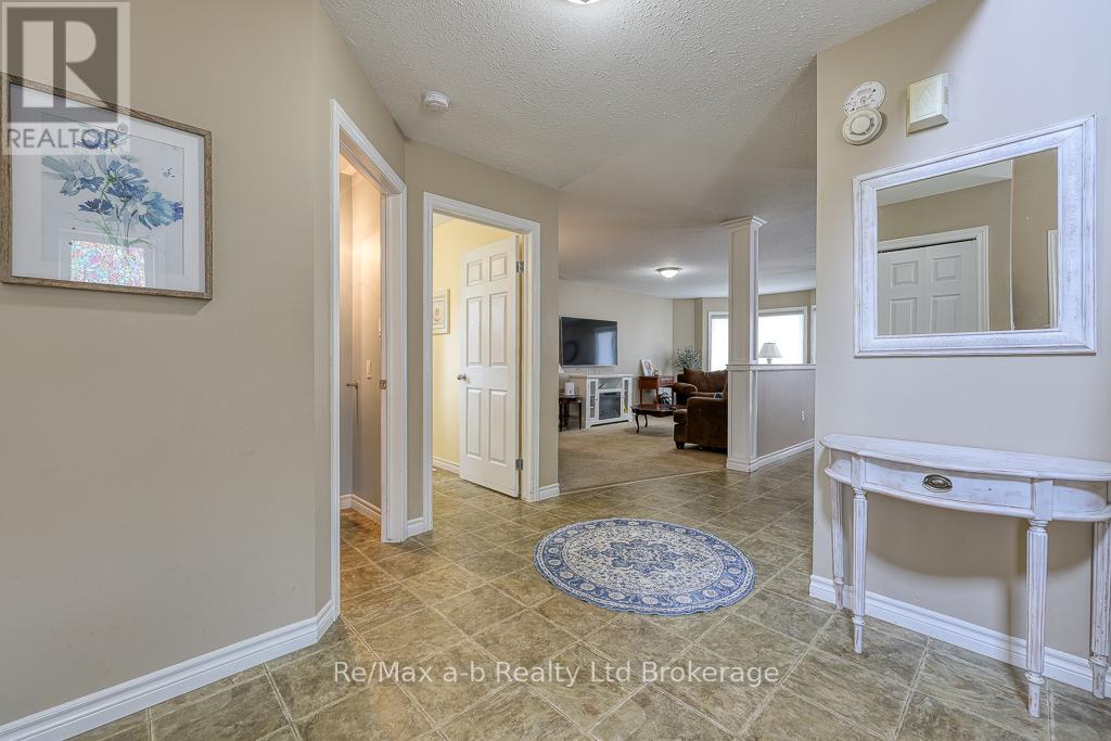 61 Kerr Crescent, Ingersoll, Ontario  N5C 4H1 - Photo 5 - X12178010