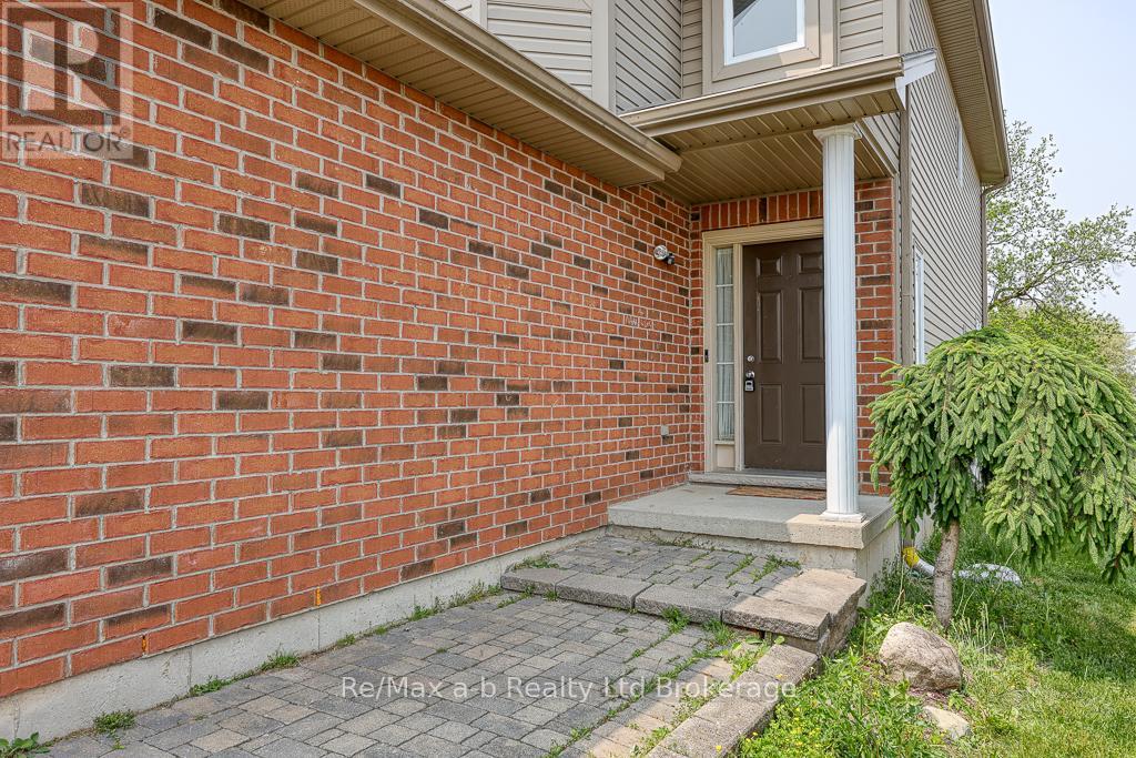 61 Kerr Crescent, Ingersoll, Ontario  N5C 4H1 - Photo 3 - X12178010