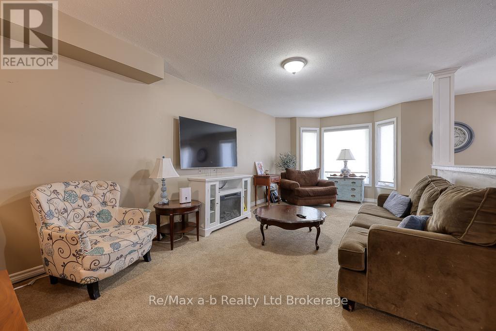 61 Kerr Crescent, Ingersoll, Ontario  N5C 4H1 - Photo 7 - X12178010