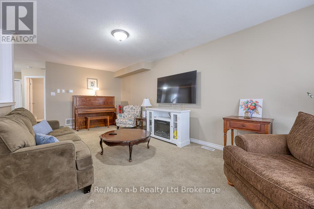 61 Kerr Crescent, Ingersoll, Ontario  N5C 4H1 - Photo 6 - X12178010