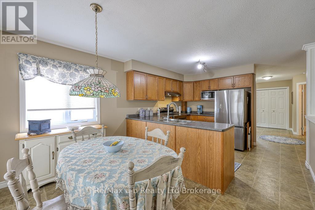 61 Kerr Crescent, Ingersoll, Ontario  N5C 4H1 - Photo 8 - X12178010