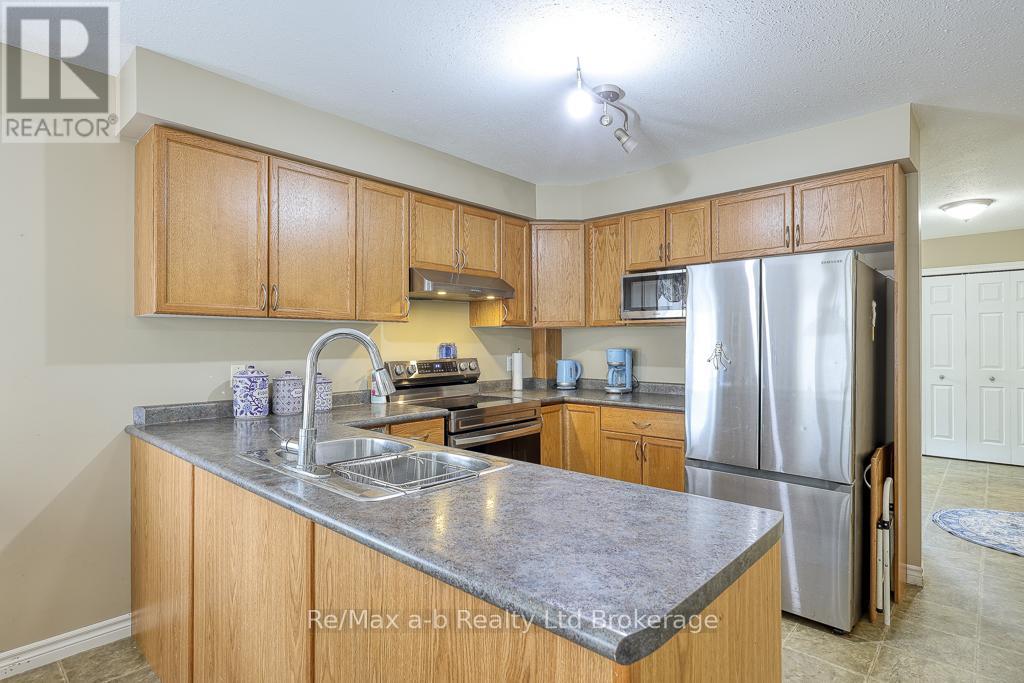 61 Kerr Crescent, Ingersoll, Ontario  N5C 4H1 - Photo 9 - X12178010