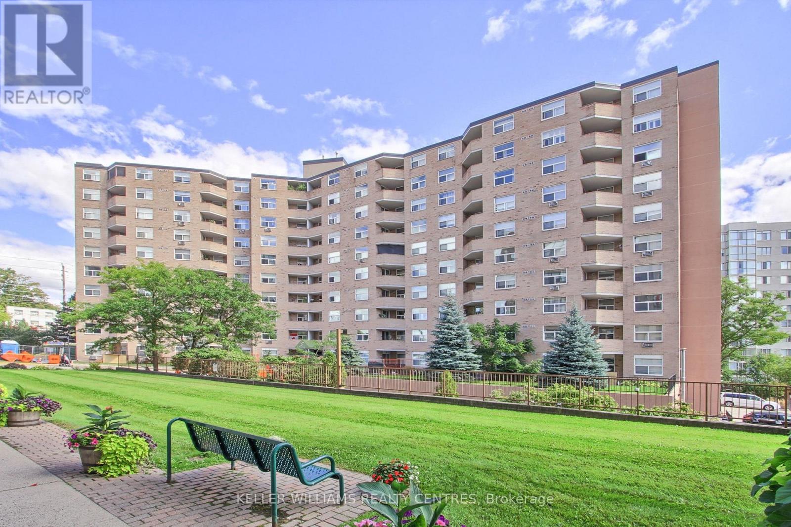 408 - 260 Davis Drive, Newmarket (Central Newmarket), Ontario  L3Y 7C3 - Photo 2 - N12442235