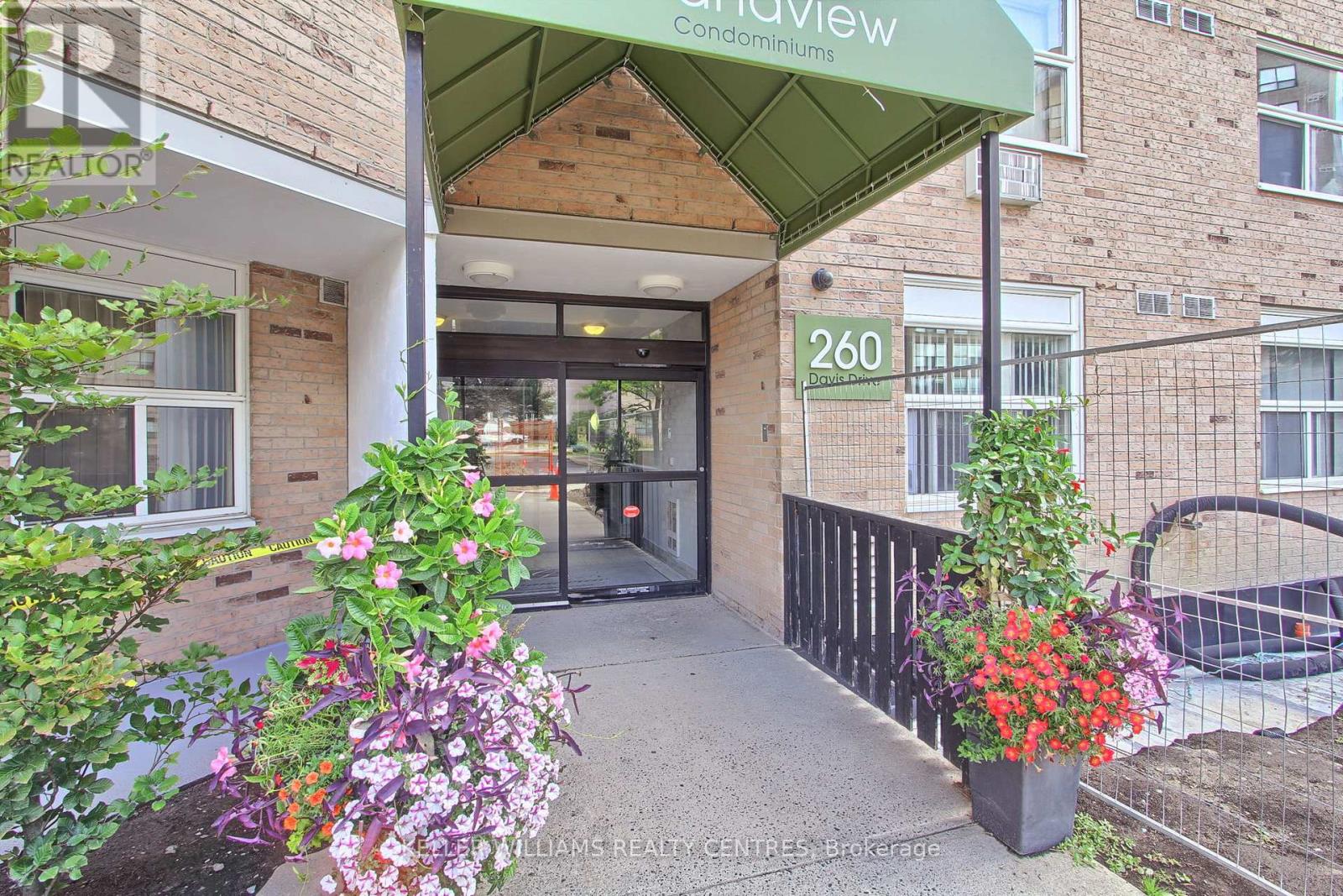 408 - 260 Davis Drive, Newmarket (Central Newmarket), Ontario  L3Y 7C3 - Photo 3 - N12442235