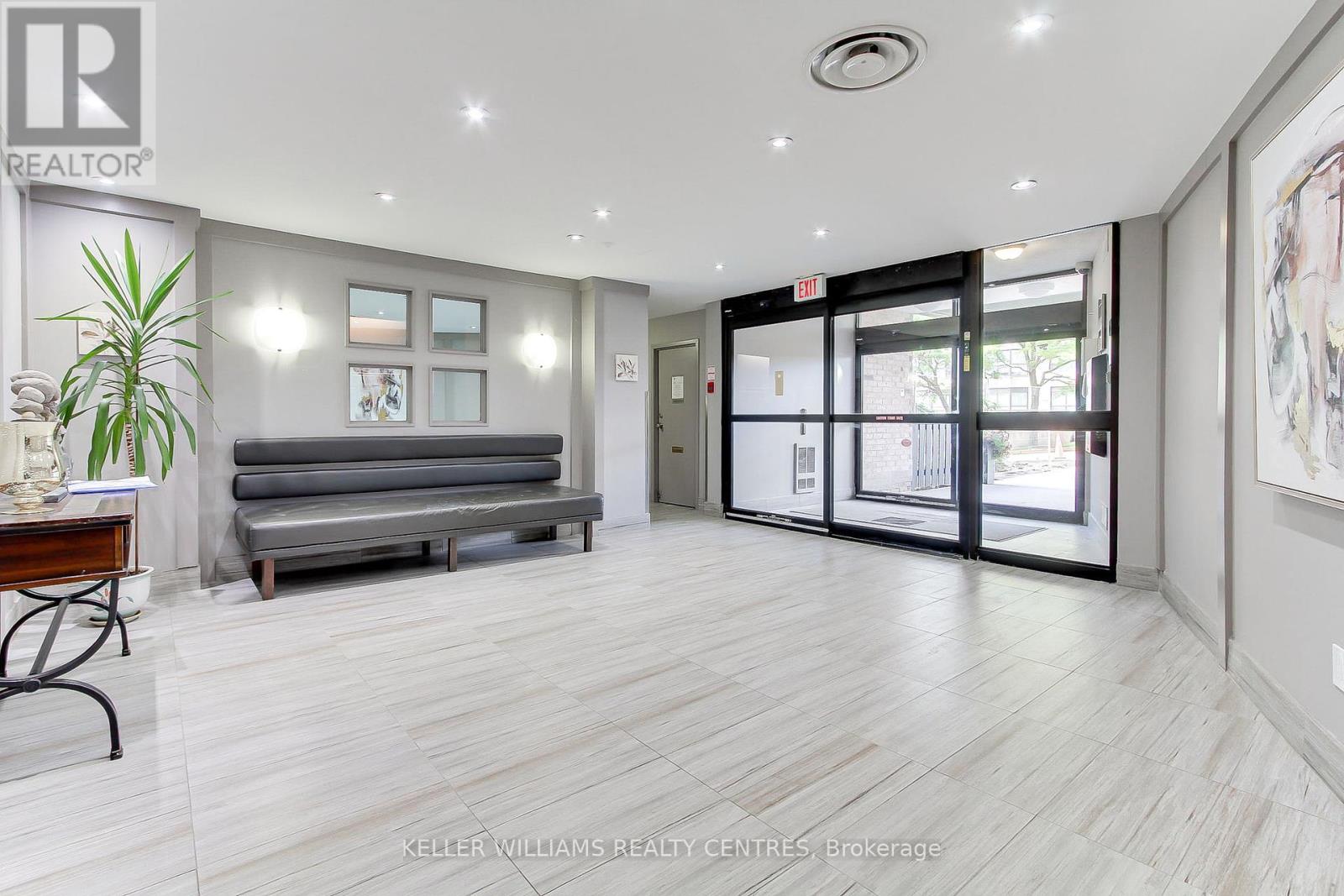 408 - 260 Davis Drive, Newmarket (Central Newmarket), Ontario  L3Y 7C3 - Photo 4 - N12442235