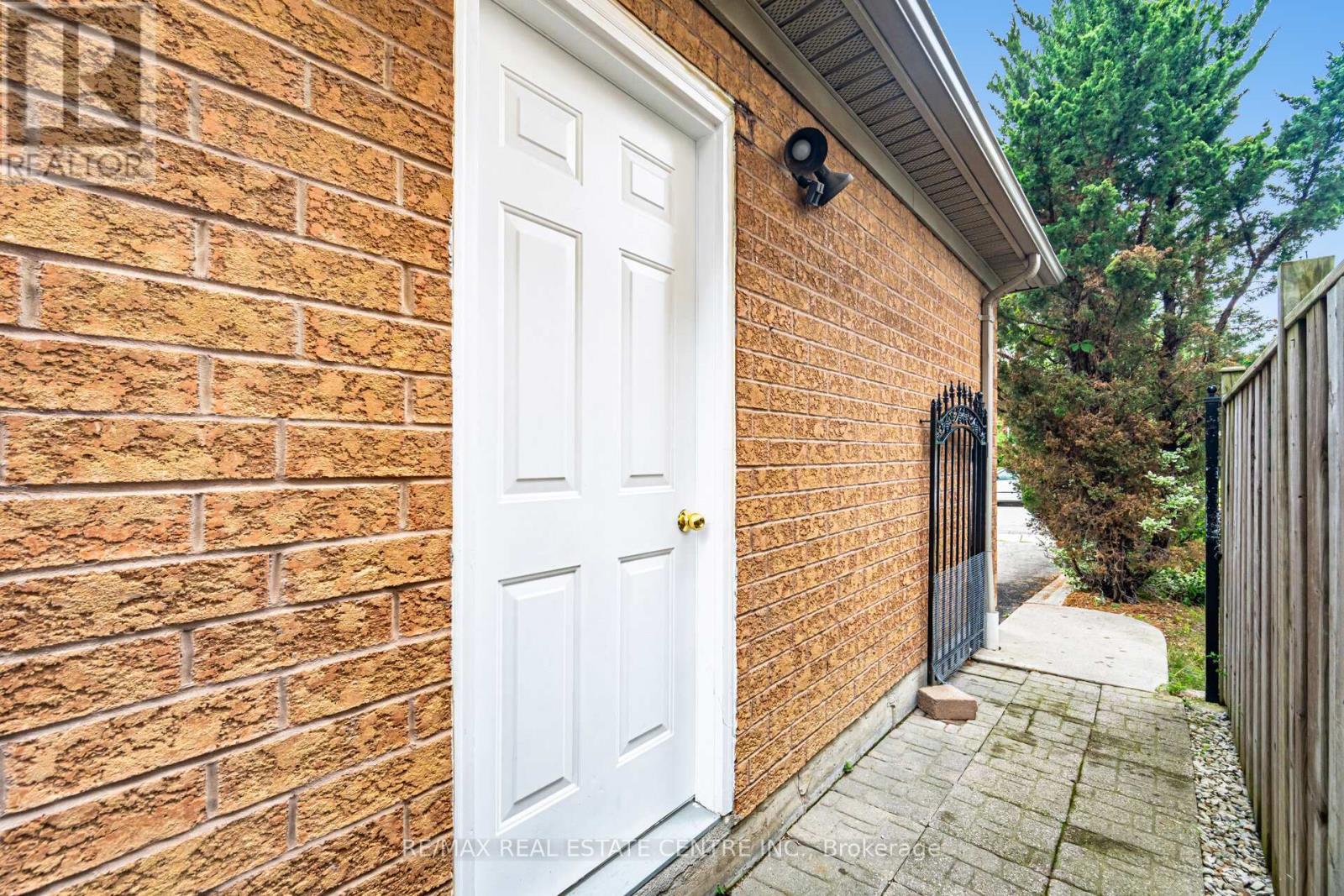 2931 Gardenview Crescent, Mississauga, Ontario  L5M 5T3 - Photo 35 - W12381796