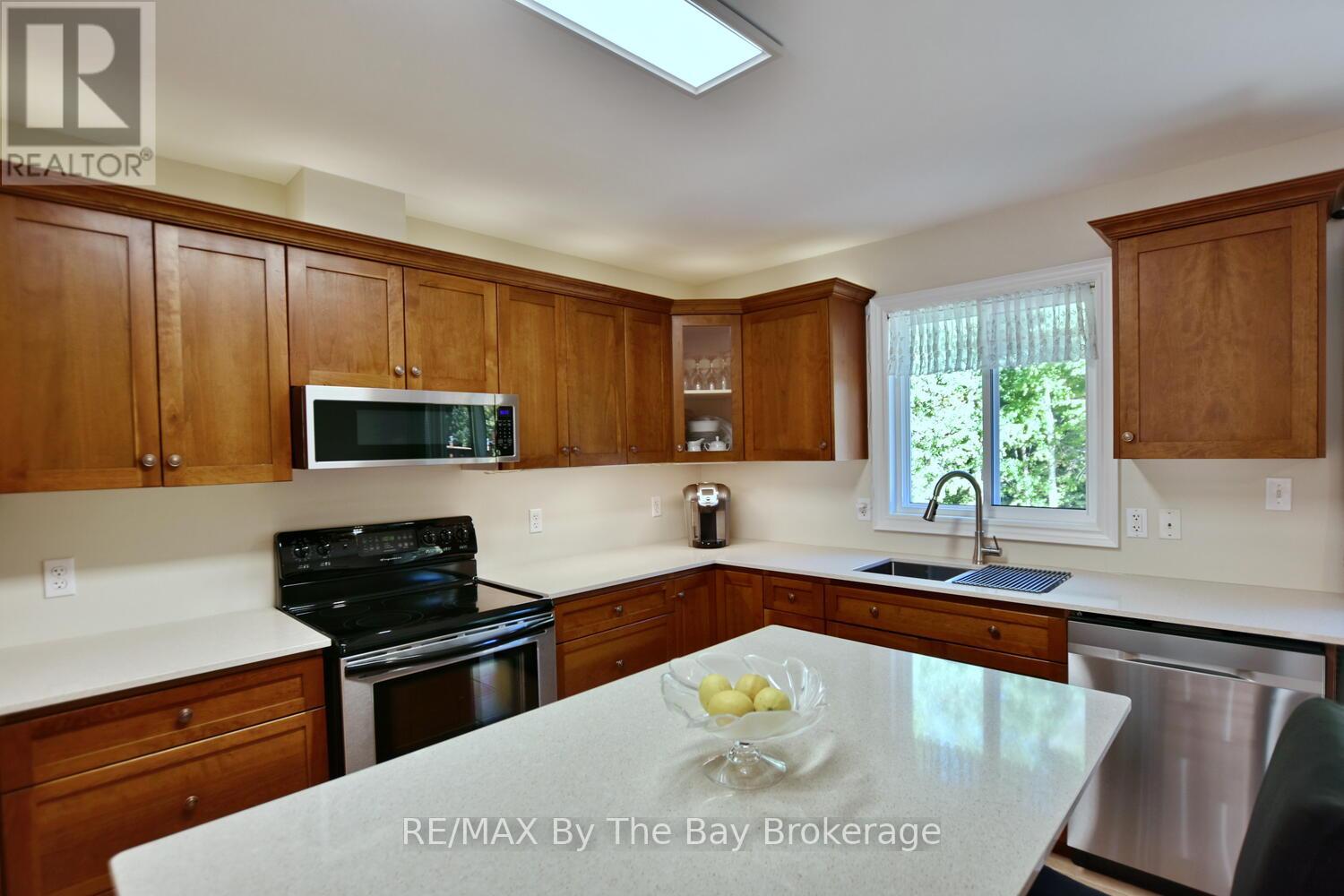60 Caribou Trail, Wasaga Beach, Ontario  L9Z 1H4 - Photo 4 - S12442297