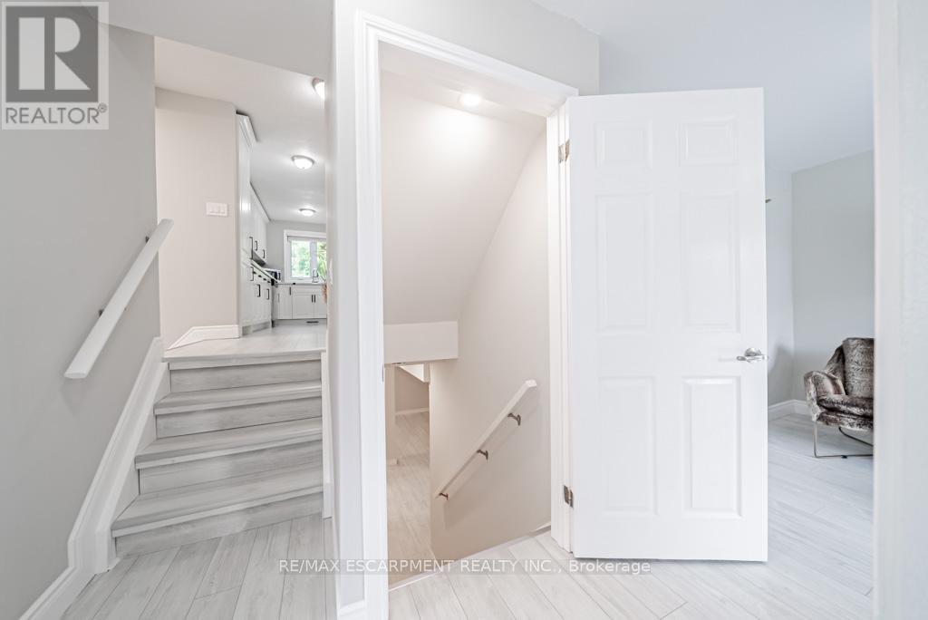 12 Quinlan Court, Hamilton, Ontario  L8W 1K1 - Photo 31 - X12429141