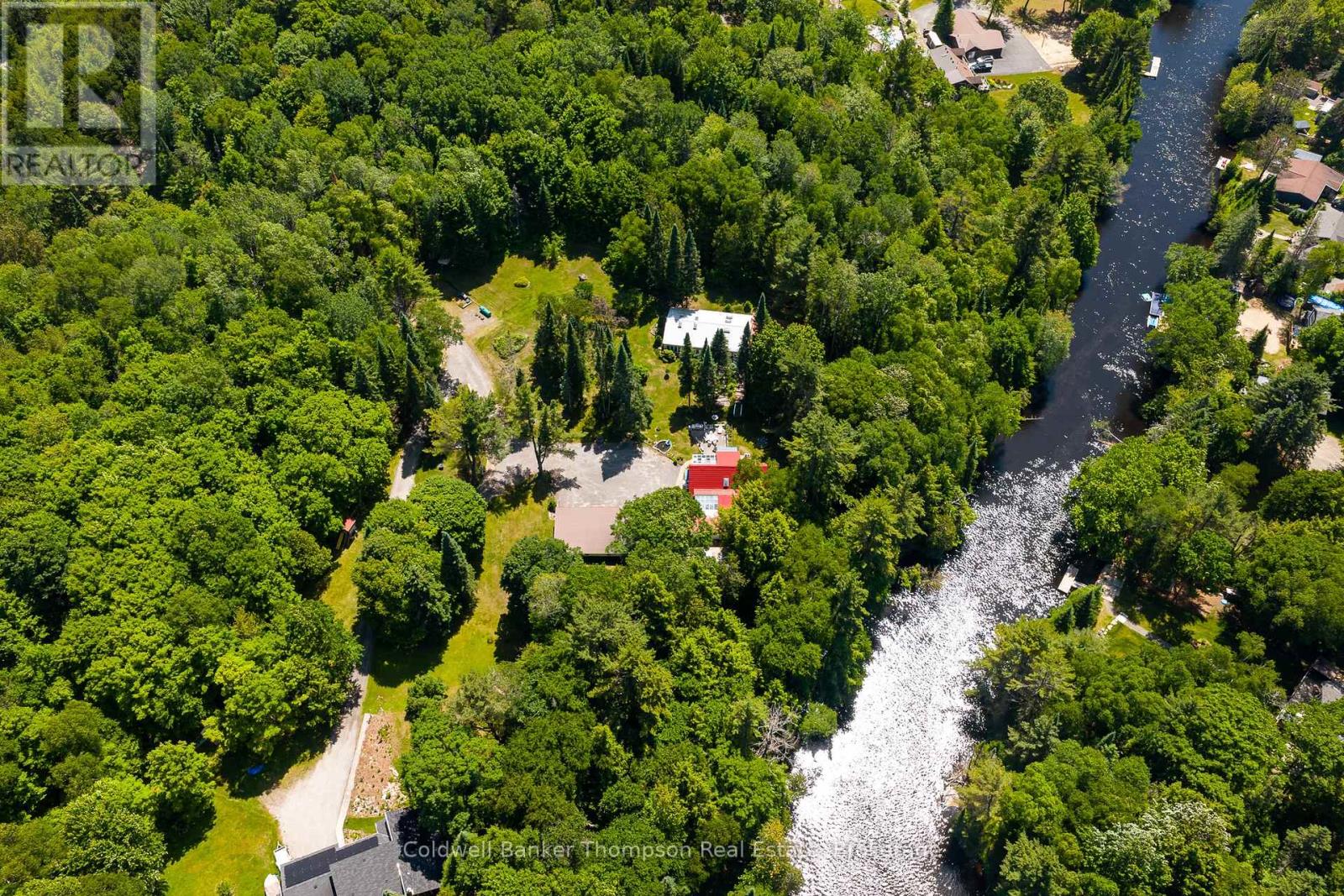 124 Hutcheson Beach Road, Huntsville, Ontario  P1H 1N4 - Photo 1 - X12442306
