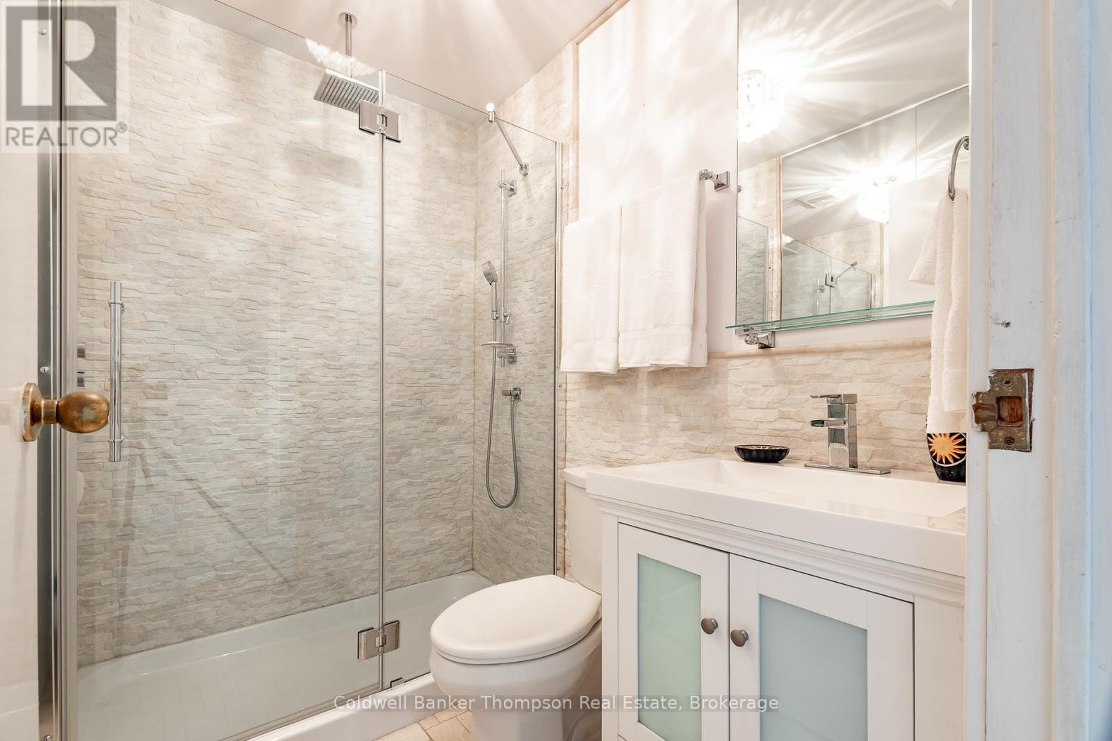 124 Hutcheson Beach Road, Huntsville, Ontario  P1H 1N4 - Photo 8 - X12442306