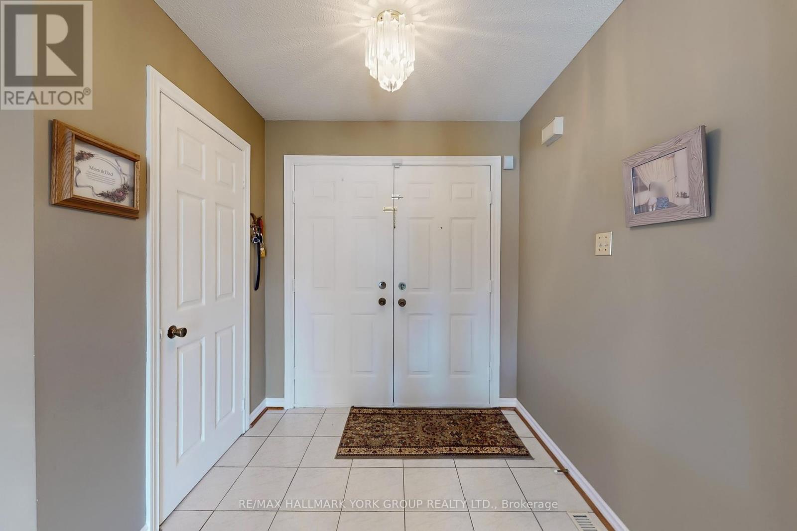 46 Finchley Circle, Markham, Ontario  L3R 8S4 - Photo 4 - N12441715