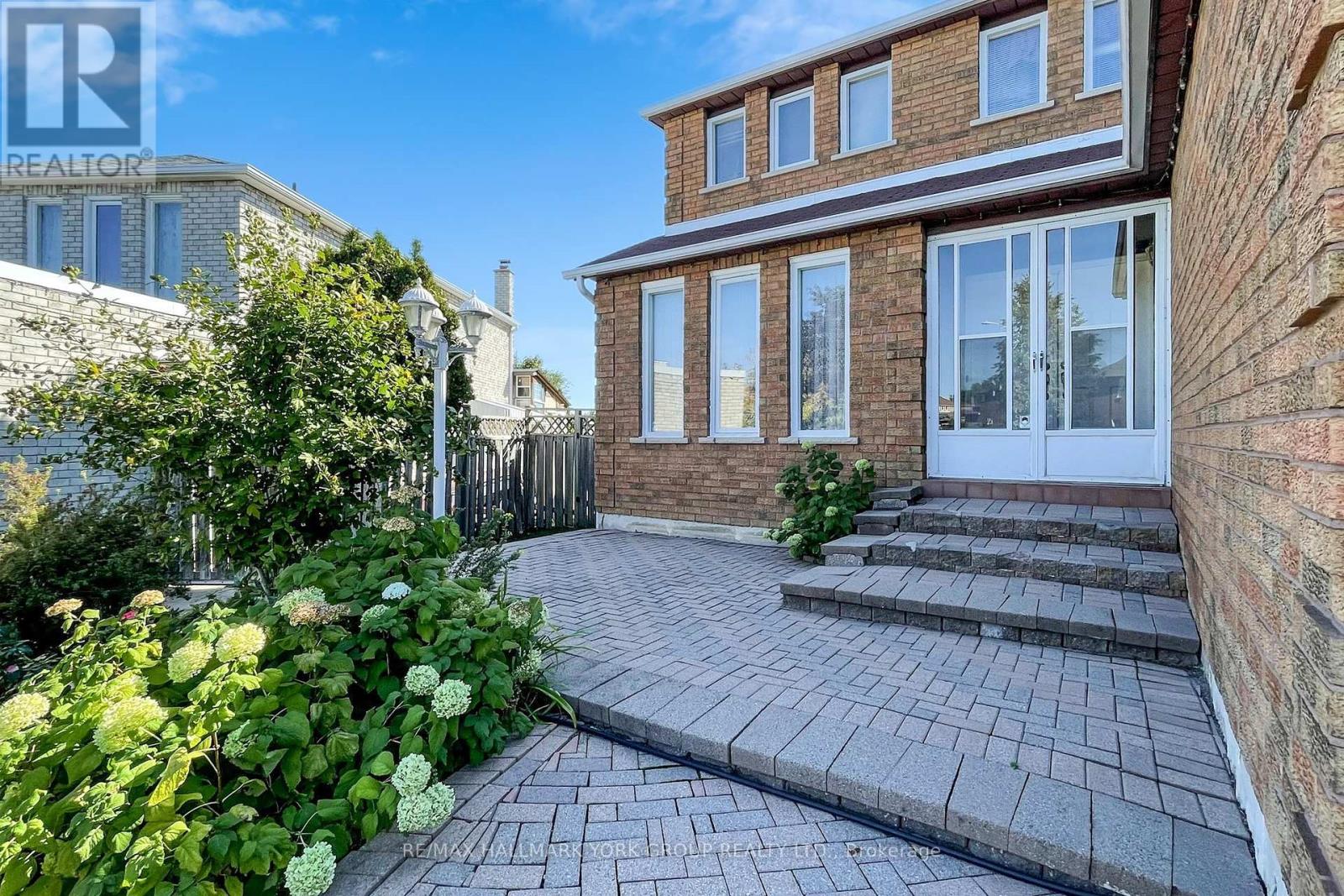 46 Finchley Circle, Markham, Ontario  L3R 8S4 - Photo 3 - N12441715