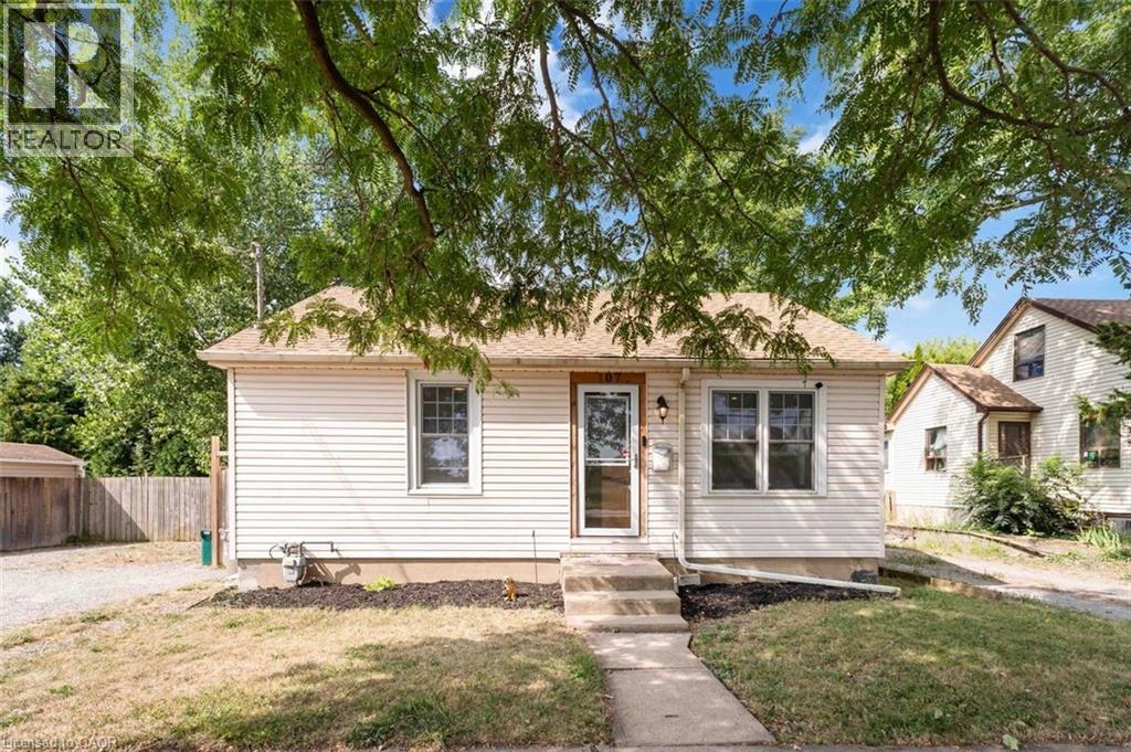 107 Oakdale Avenue, St. Catharines, Ontario  L2P 2L3 - Photo 1 - 40776112