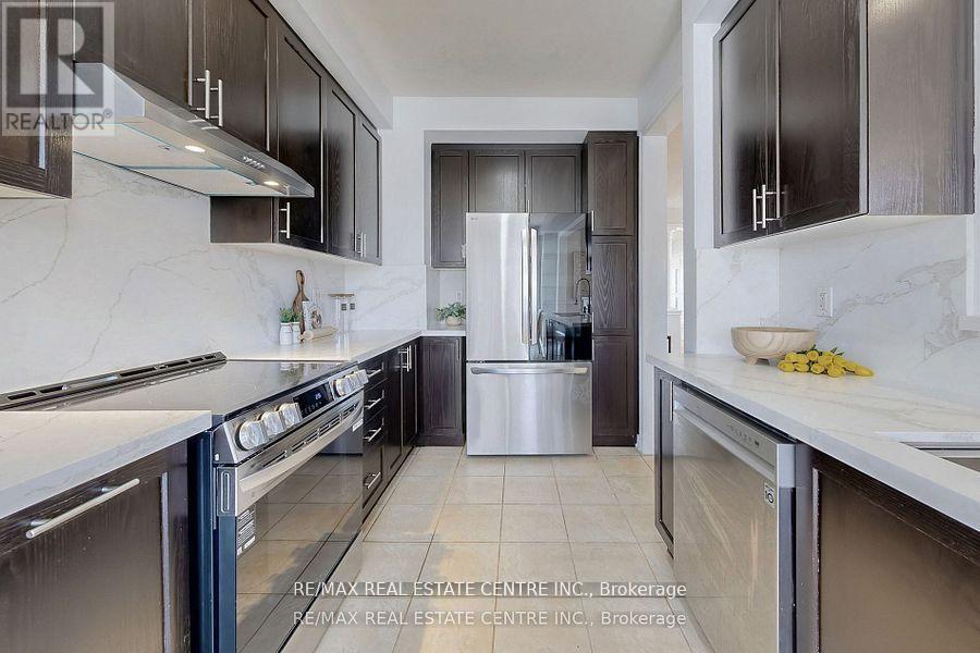84 Betony Drive, Richmond Hill (Oak Ridges), Ontario  L4E 3N2 - Photo 9 - N12441799