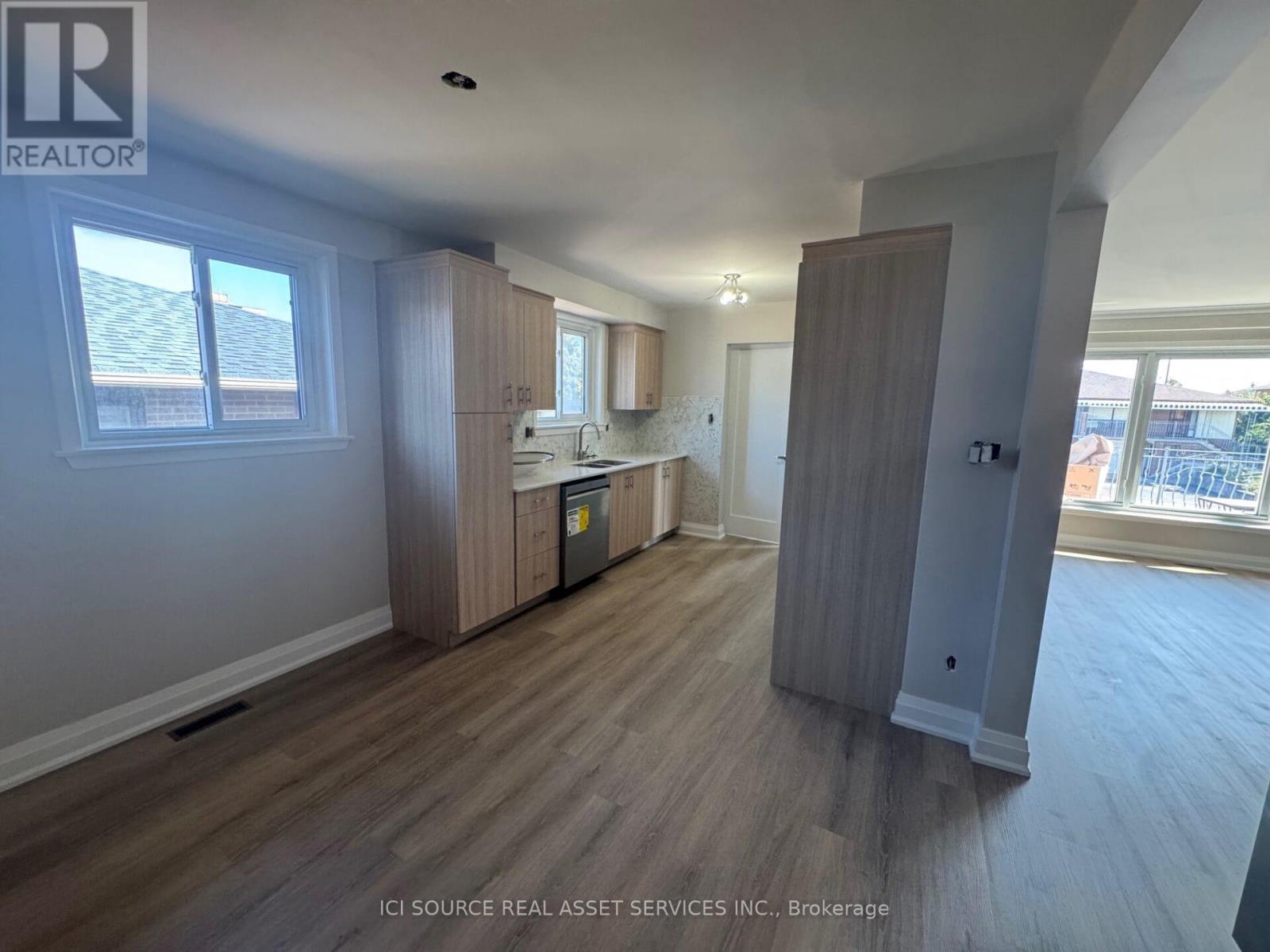 Upper - 34 Rita Drive, Toronto, Ontario  M3L 2G6 - Photo 2 - W12442139