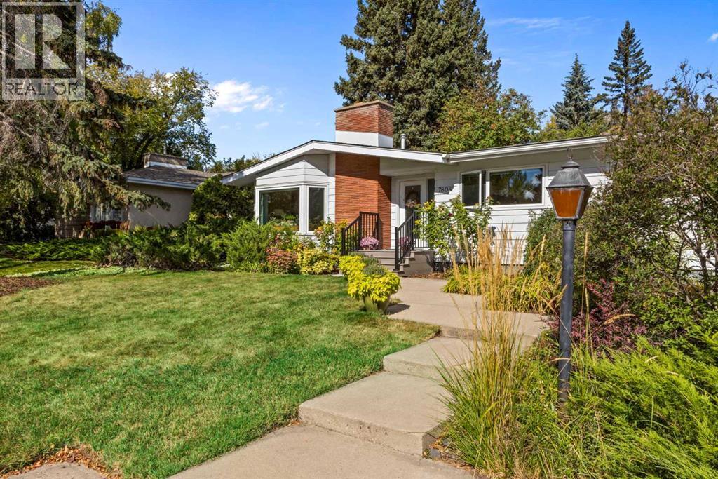 7808 Chardie Road Sw, Calgary, Alberta  T2V 2T1 - Photo 2 - A2261535