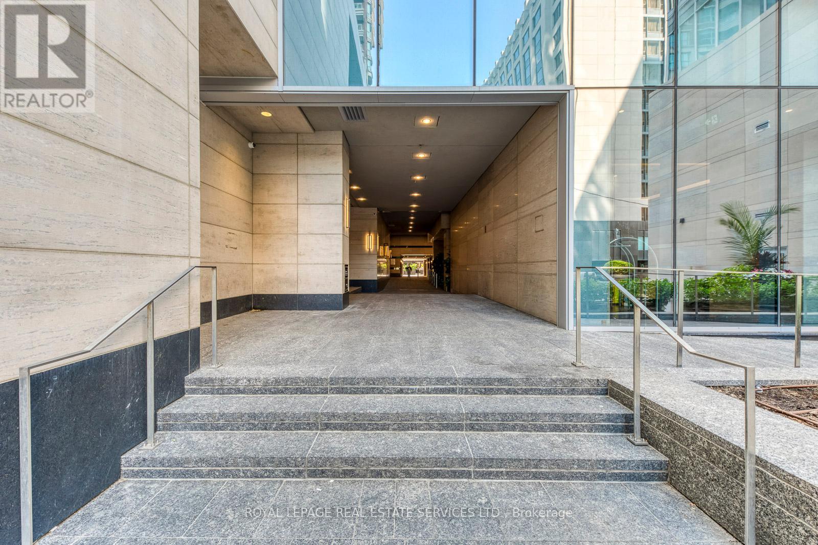 2213 - 155 Yorkville Avenue, Toronto, Ontario  M5R 1C4 - Photo 2 - C12442310