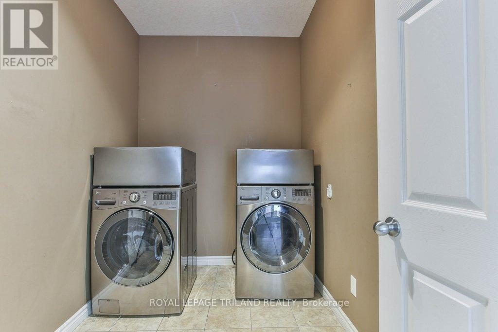 1152 Oakcrossing Road, London North (North M), Ontario  N6H 0E9 - Photo 28 - X12442520