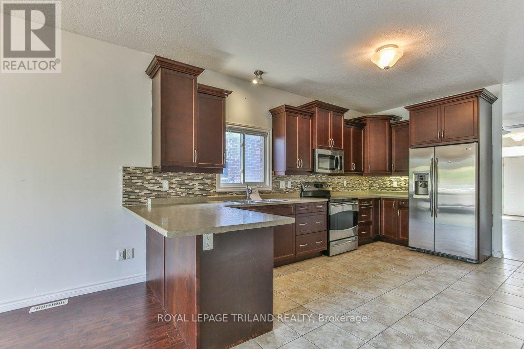 1152 Oakcrossing Road, London North (North M), Ontario  N6H 0E9 - Photo 9 - X12442520