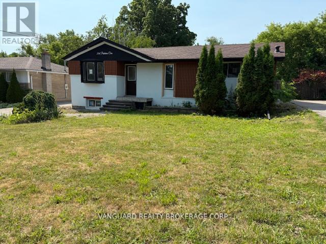 206 Parkview Crescent, Newmarket (Central Newmarket), Ontario  L3Y 2C8 - Photo 1 - N12442259