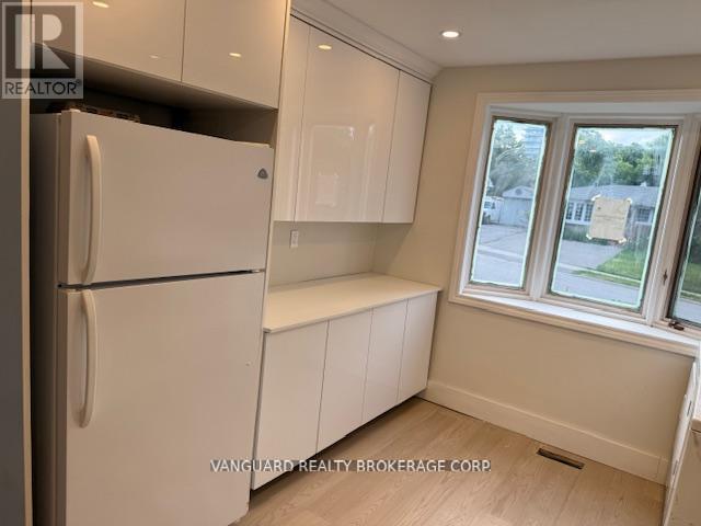 206 Parkview Crescent, Newmarket (Central Newmarket), Ontario  L3Y 2C8 - Photo 7 - N12442259
