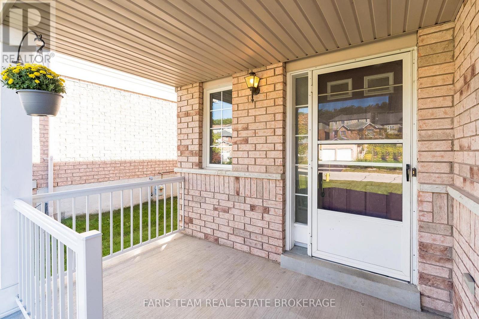 33 Bird Street, Barrie (Edgehill Drive), Ontario  L4N 0X4 - Photo 4 - S12442260