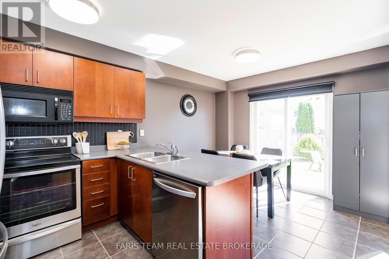 33 Bird Street, Barrie (Edgehill Drive), Ontario  L4N 0X4 - Photo 7 - S12442260