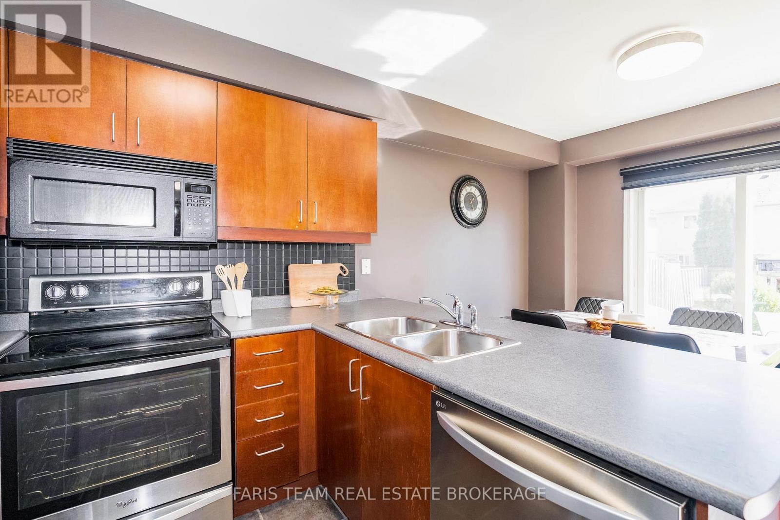 33 Bird Street, Barrie (Edgehill Drive), Ontario  L4N 0X4 - Photo 8 - S12442260
